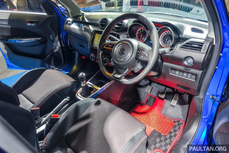 Nội thất của Suzuki Swift Sport ZC33S Final Edition vẫn đậm chất thể thao với vô lăng 3 chấu đáy bằng, bảng đồng hồ taplo cơ với màn hình 4.2 inch, phanh tay cơ...