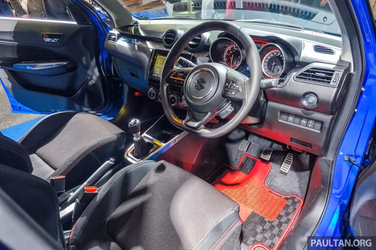Nội thất của Suzuki Swift Sport ZC33S Final Edition vẫn đậm chất thể thao với vô lăng 3 chấu đáy bằng, bảng đồng hồ taplo cơ với màn hình 4.2 inch, phanh tay cơ...