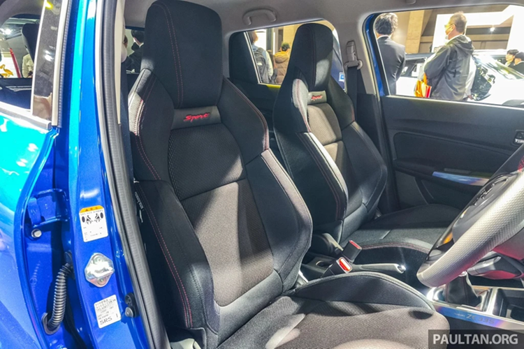 Xe vẫn giữ nguyên bộ ghế semi-bucket thể thao với bề mặt bọc nỉ và được bổ sung các miếng đệm urethane để tăng độ bám cho người lái khi vận hành ở tốc độ cao.
