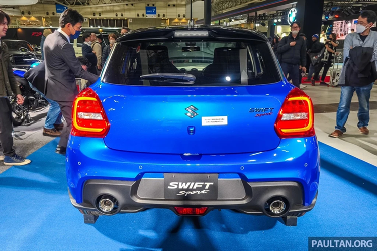 Suzuki Swift Sport ZC33S Final Edition phiên bản số sàn có giá từ 2.329.800 yên (khoảng 15.346 USD - tương đương hơn 365 triệu đồng), trong khi đó phiên bản số tự động có giá 2.401.300 yên (15.817 USD khoảng hơn 376 triệu đồng).