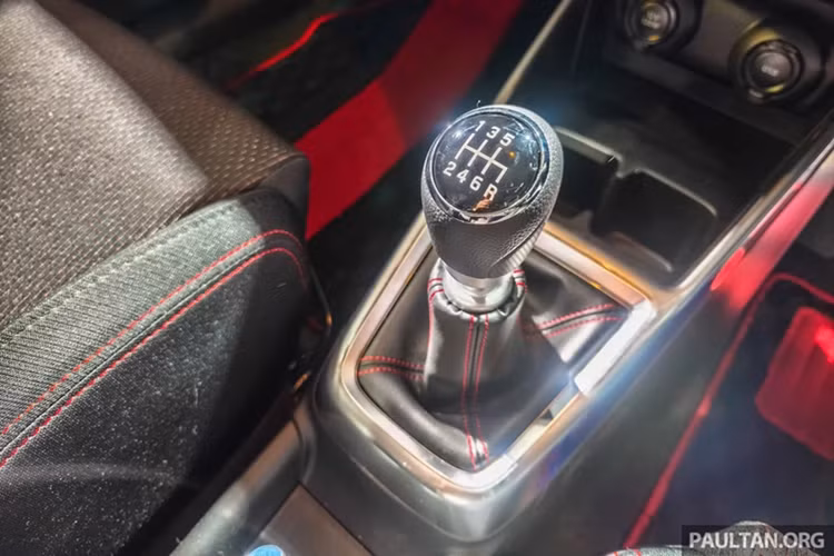 Xe được trang bị hộp số sàn 6 cấp giúp truyền sức mạnh đến cầu trước, đồng thời khách hàng cũng có thể lựa chọn phiên bản cao cấp với hộp số tự động 6 cấp.