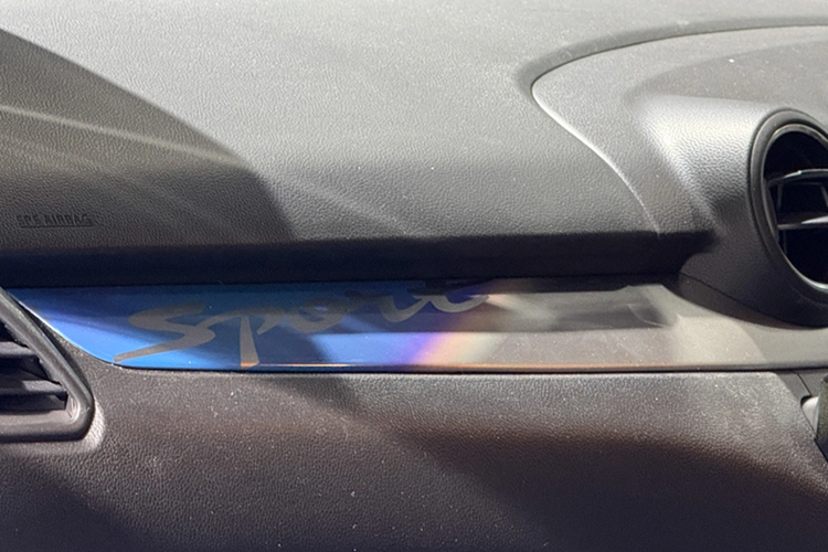 Đặc biệt, nhiều chi tiết trên xe được trang trí với ốp kim loại, hoàn thiện theo phong cách chuyển màu nhiệt, kết hợp với logo bắt mắt tại bệ tay trung tâm, bảng taplo...