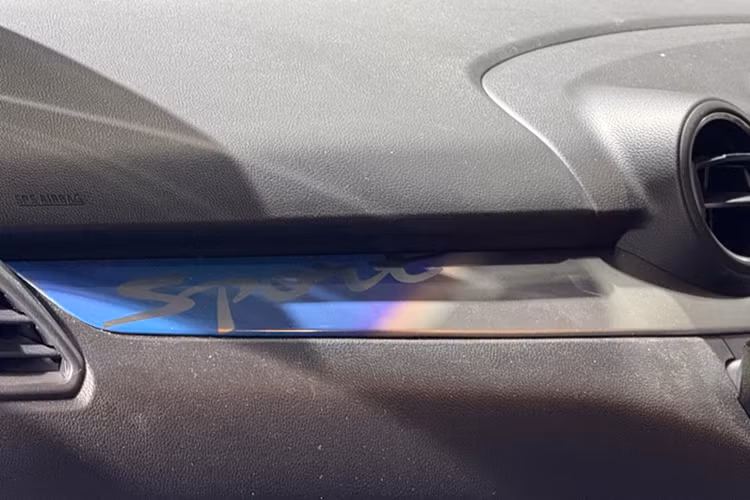 Đặc biệt, nhiều chi tiết trên xe được trang trí với ốp kim loại, hoàn thiện theo phong cách chuyển màu nhiệt, kết hợp với logo bắt mắt tại bệ tay trung tâm, bảng taplo...