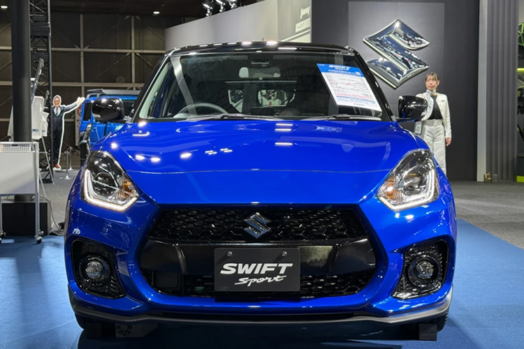 Trên thực tế, phiên bản "cuối cùng" này được phát triển trên chiếc Suzuki Swift Sport thế hệ thứ ba. Trước đó, Suzuki Swift thế hệ thứ tư đã được trình làng vào tháng 12/2023.
