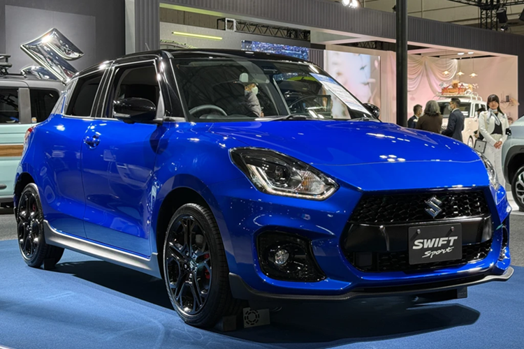 Được giới thiệu vào cuối năm 2024, Suzuki Swift Sport ZC33S Final Edition đặc biệt là phiên bản kỷ niệm của dòng xe đô thị cỡ B đến từ Nhật Bản. Chiếc xe lần đầu được diện kiến công chúng tại triển lãm Tokyo Auto Salon 2025.
