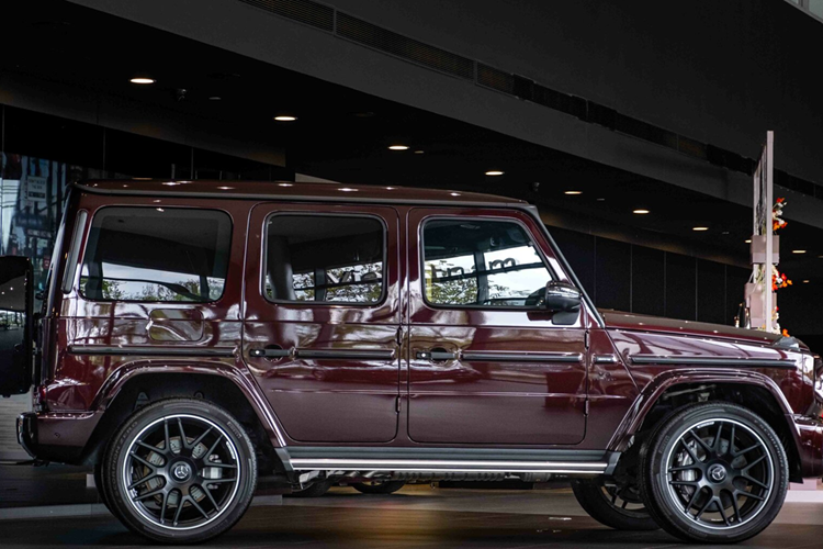 Nội thất G 63 với Gói cá nhân hoá - G manufaktur interior Plus sở hữu những chất liệu cao cấp nhất như da Nappa hai tông màu đen và trắng, sợi carbon AMG cùng thép không gỉ.