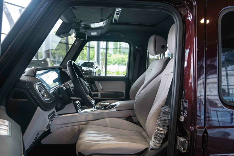 Mercedes-AMG G63 trang bị khối động cơ V8 dung tích 4.0L tăng áp, công suất 585 mã lực và mô-men xoắn 850 Nm, kết hợp với hộp số tự động 9 cấp AMG và hệ dẫn động 4 bánh toàn thời gian - 4MATIC. Khả năng tăng tốc từ 0-100 km/h trong 4,5 giây và tốc độ tối đa 220 km/h.