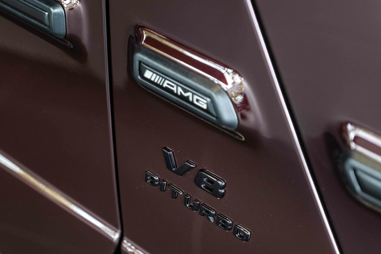 Bảng đồng hồ với hai màn hình kích thước 12.3-inch, tapi và taplo được bọc da Nappa hai tông màu, vô-lăng AMG Performance bọc da Nappa và sơn bóng piano tích hợp sưởi, bộ thu nhận tín hiệu TV cho phép xem TV kỹ thuật số, tại khu vực phía trước hàng ghế phụ có để dòng chữ "g-manufaktur", điều hoà 3 vùng tự động THERMOTRONIC, cửa sổ trời, đèn viền nội thất 64 màu, âm thanh Burmester 3D với 15 loa công suất 710W,...