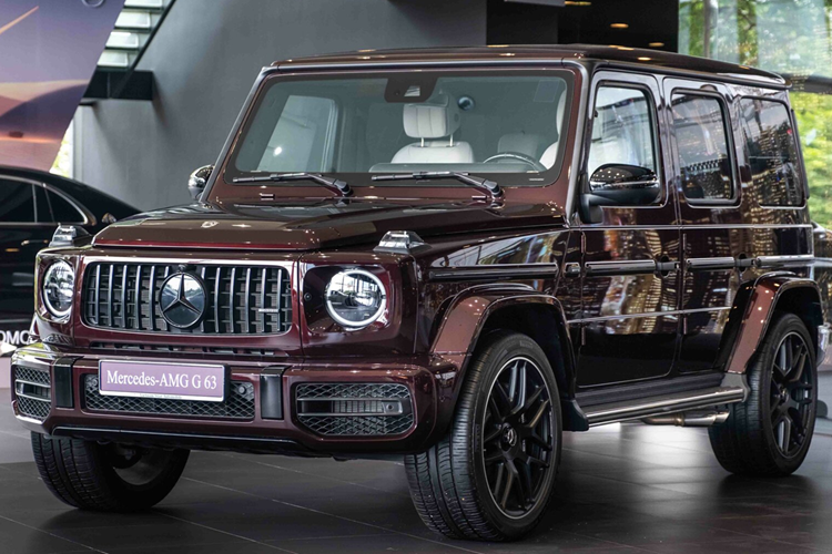 Điểm nhấn ngoại thất của mẫu xe SUV hạng sang Mercedes-AMG G63 có full option có giá từ 12,55 tỷ đồng với ngoại thất màu đỏ Ruby (Rubellite red metallic), bộ mâm AMG kích thước 22 inch thiết kế 7 chấu kép cùng bộ lốp Pirelli 295/40 R22, kết hợp cùm phanh AMG có màu sơn bạc.