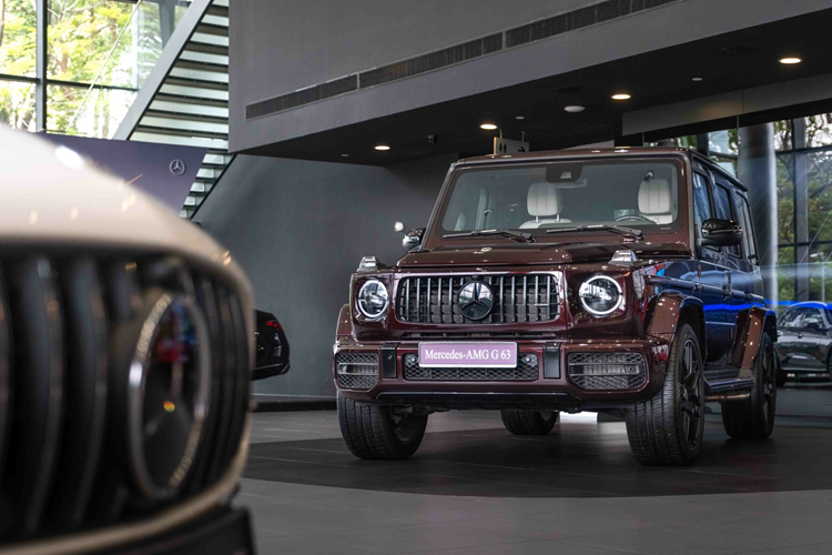 Nhờ bộ bodykit AMG cùng gói trang bị Night Package với ốp gương chiếu hậu màu đen, lưới tản nhiệt đặc trưng AMG mạ crom tối màu, tấm bảo vệ gầm màu đen và gói AMG Night I, gồm: logo ngôi sao Mercedes phía trước và sau sơn màu đen bóng, chữ AMG được sơn màu đen bóng... khiến ngoại thất Mercedes-AMG G63 thể hiện sự nam tính, mạnh mẽ.