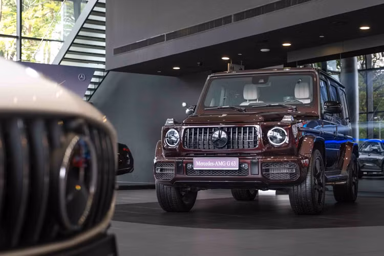 Nhờ bộ bodykit AMG cùng gói trang bị Night Package với ốp gương chiếu hậu màu đen, lưới tản nhiệt đặc trưng AMG mạ crom tối màu, tấm bảo vệ gầm màu đen và gói AMG Night I, gồm: logo ngôi sao Mercedes phía trước và sau sơn màu đen bóng, chữ AMG được sơn màu đen bóng... khiến ngoại thất Mercedes-AMG G63 thể hiện sự nam tính, mạnh mẽ.