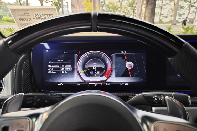 Mercedes-AMG G63 có hệ thống treo thể thao AMG RIDE CONTROL, khoá vi sai với 3 chế độ tuỳ chỉnh, phanh hiệu năng cao AMG, kẹp phanh phía trước &amp; sau sơn đỏ với ký tự “AMG”, ống xả kép AMG bên hông thân xe