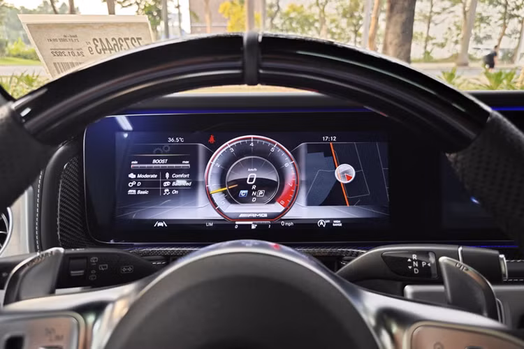 Mercedes-AMG G63 có hệ thống treo thể thao AMG RIDE CONTROL, khoá vi sai với 3 chế độ tuỳ chỉnh, phanh hiệu năng cao AMG, kẹp phanh phía trước &amp; sau sơn đỏ với ký tự “AMG”, ống xả kép AMG bên hông thân xe