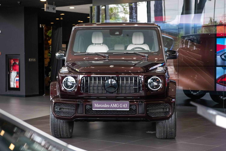 Cản trước Mercedes-AMG G63 full option chính hãng ấn tượng với lưới tản nhiệt các nan dọc Panamericana độc đáo, logo “ngôi sao 3 cánh” đặt giữa. Đèn pha Multibeam LED thiết kế dạng tròn cổ điển.