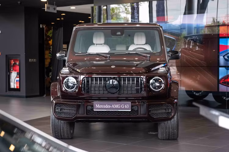 Cản trước Mercedes-AMG G63 full option chính hãng ấn tượng với lưới tản nhiệt các nan dọc Panamericana độc đáo, logo “ngôi sao 3 cánh” đặt giữa. Đèn pha Multibeam LED thiết kế dạng tròn cổ điển.