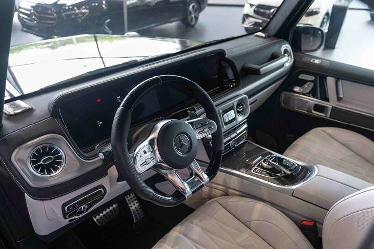 Ghế ngồi Active Multicontour bọc da màu trắng tích hợp massage và sưởi, tay nắm cửa bọc da, thảm sàn cao su, lớp lót trần sợi microfibre DINAMICA...