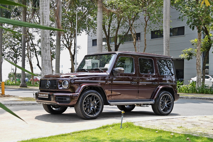 Chiếc Mercedes-AMG G63 bản full option có mức giá 12,55 tỷ đồng trong bài viết này được trưng bày tại Mercedes-Benz Vietnam Star Bình Dương. Mercedes-AMG G63 sở hữu vóc dáng vuông vức đặc trưng của dòng G-Class. Kích thước tổng thể với chiều dài x rộng x cao lần lượt là 4.763 x 1.855 x 1.938 (mm).