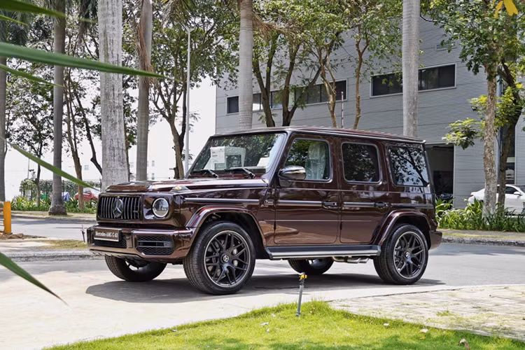 Chiếc Mercedes-AMG G63 bản full option có mức giá 12,55 tỷ đồng trong bài viết này được trưng bày tại Mercedes-Benz Vietnam Star Bình Dương. Mercedes-AMG G63 sở hữu vóc dáng vuông vức đặc trưng của dòng G-Class. Kích thước tổng thể với chiều dài x rộng x cao lần lượt là 4.763 x 1.855 x 1.938 (mm).