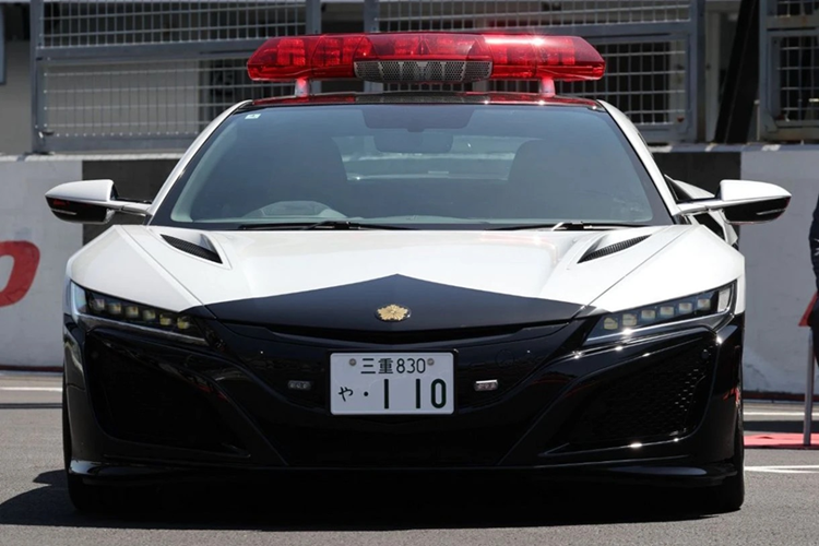 Ngoại hình siêu xe Honda NSX được sơn màu đen và trắng theo truyền thống của lực lượng cảnhn sát Nhật Bản, ngay vị trí cửa xe có dòng chữ tiếng Nhật có nghĩa "Cảnh sát tỉnh Mie" và ký tự "POLICE" bên dưới.