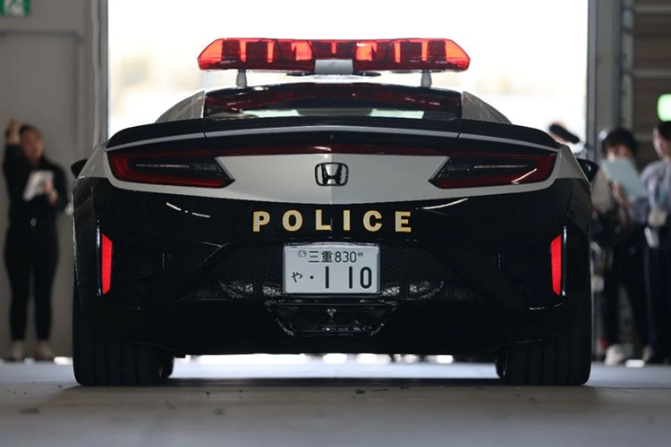 Honda NSX gia nhập lực lượng cảnh sát thuộc thế hệ thứ hai, sở hữu khối động cơ V6 twin-turbo dung tích 3.5L, công suất 507 mã lực và mô-men xoắn 550 Nm. Kết hợp 3 động cơ điện, nâng tổng công suất lên 581 mã lực và mô-men xoắn 646 Nm.