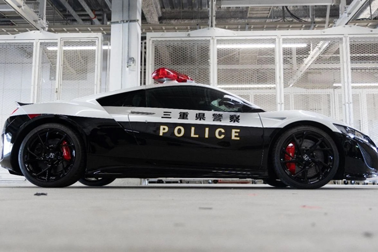 Nhiệm vụ của siêu xe Honda NSX khi gia nhập lực lượng cảnh sát Mie là tuần tra trên cao tốc và tham gia các hoạt động cộng đồng. Tại Nhật Bản, Honda NSX có giá 25 triệu Yên tương đương 175.000 USD, khoảng 4,55 tỷ đồng.