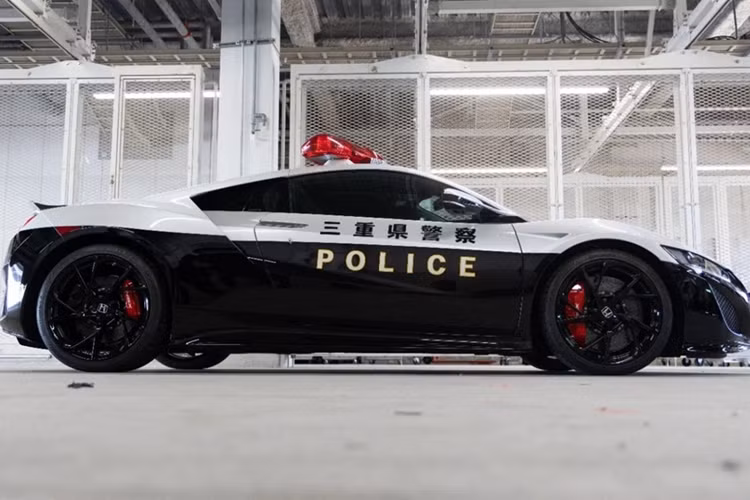 Nhiệm vụ của siêu xe Honda NSX khi gia nhập lực lượng cảnh sát Mie là tuần tra trên cao tốc và tham gia các hoạt động cộng đồng. Tại Nhật Bản, Honda NSX có giá 25 triệu Yên tương đương 175.000 USD, khoảng 4,55 tỷ đồng.