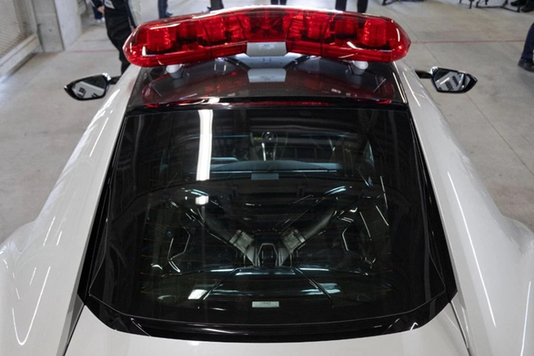 Honda NSX có hệ dẫn động Sport Hybrid SH-AWD và hộp số tự động ly hợp kép 9 cấp với các chế độ lái, gồm: Quiet, Sport, Sport+ và Track. Khả năng tăng tốc từ 0-100 km/h trong 2,9 giây và tốc độ tối đa 307 km/h.