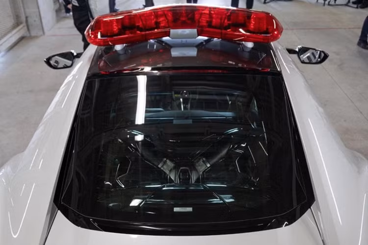 Honda NSX có hệ dẫn động Sport Hybrid SH-AWD và hộp số tự động ly hợp kép 9 cấp với các chế độ lái, gồm: Quiet, Sport, Sport+ và Track. Khả năng tăng tốc từ 0-100 km/h trong 2,9 giây và tốc độ tối đa 307 km/h.