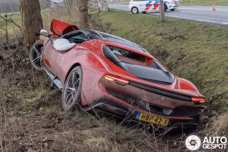 Ferrari 296 GTS mui trần sở hữu khối động cơ V6 3.0L tăng áp kép kết hợp motor điện, cho tổng công suất lên tới 830 mã lực. Khả năng tăng tốc 0–100 km/h chỉ trong 2,9 giây, tốc độ tối đa 330 km/h – đủ để biến chiếc xe thành “tên lửa mặt đất” đúng nghĩa. Tuy nhiên, sức mạnh ấy cũng đồng nghĩa với việc người cầm lái cần kỹ năng điều khiển vượt trội.