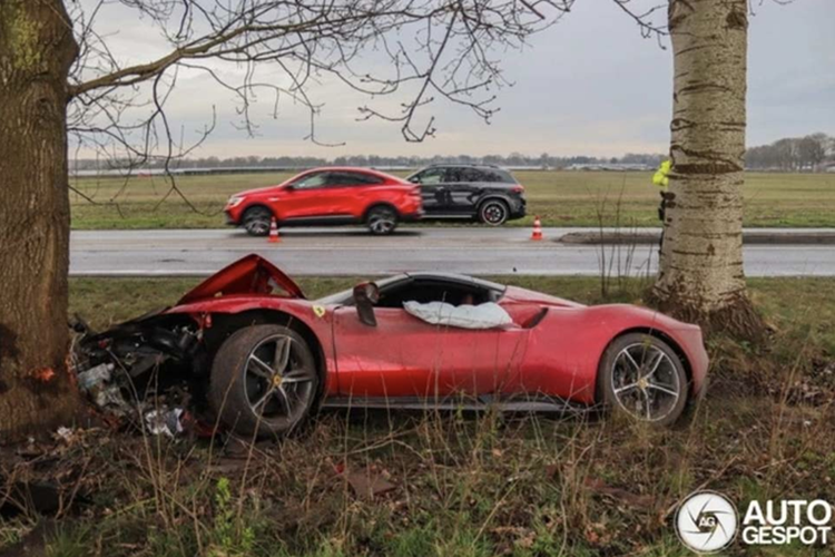 Theo hình ảnh hiện trường được chia sẻ, chiếc Ferrari mất kiểm soát và lao lên lề, dừng lại sau cú đâm mạnh vào một thân cây lớn. Thân vỏ bị xé toạc ở nhiều vị trí, túi khí bung toàn bộ, và phần đầu xe gần như biến dạng hoàn toàn. Dù vậy, rất may không có thương vong nào xảy ra.
