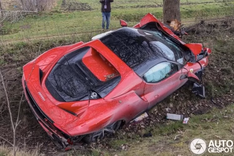 Tai nạn này một lần nữa cho thấy, với những siêu xe tốc độ cao, khả năng điều khiển và ý thức an toàn vẫn là yếu tố tối quan trọng, bất kể chiếc xe đắt đỏ đến đâu.