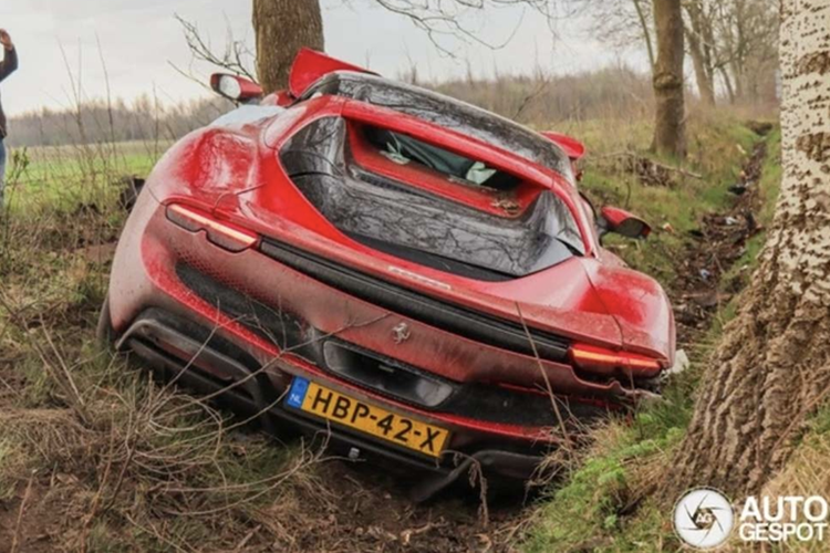 Tại thị trường Hà Lan, giá xe Ferrari 296 GTS khoảng 400.000 Euro (tương đương 10,68 tỷ đồng), chưa bao gồm chi phí sửa chữa nếu xảy ra va chạm nặng. Với thiệt hại như hiện tại, chi phí khôi phục hoặc thay thế là con số không nhỏ – thậm chí có thể khiến chủ xe cân nhắc thay thế hoàn toàn.