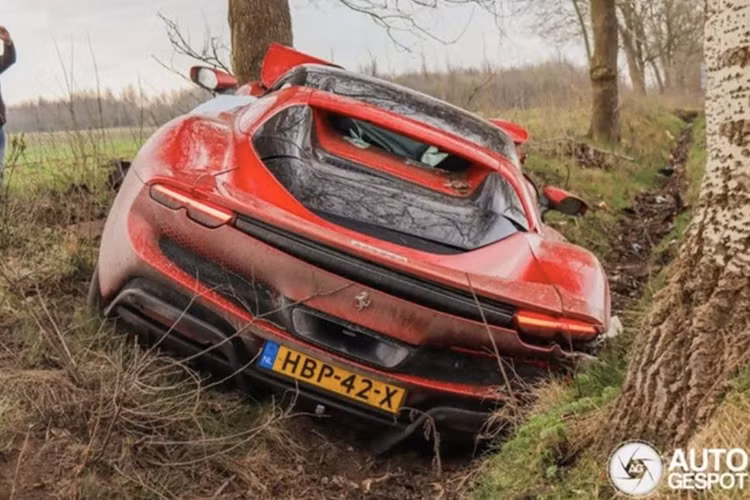 Tại thị trường Hà Lan, giá xe Ferrari 296 GTS khoảng 400.000 Euro (tương đương 10,68 tỷ đồng), chưa bao gồm chi phí sửa chữa nếu xảy ra va chạm nặng. Với thiệt hại như hiện tại, chi phí khôi phục hoặc thay thế là con số không nhỏ – thậm chí có thể khiến chủ xe cân nhắc thay thế hoàn toàn.