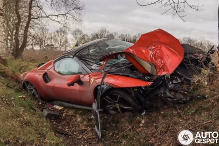 Chiếc xe trong vụ tai nạn được cho là chỉ mới lăn bánh chưa đầy một tuần. Dù có hệ thống lái tiên tiến và các chế độ vận hành điện – hybrid – động cơ đốt trong linh hoạt, việc kiểm soát một cỗ máy hiệu suất cao như Ferrari 296 GTS vẫn không dễ dàng, nhất là ở điều kiện đường đô thị.