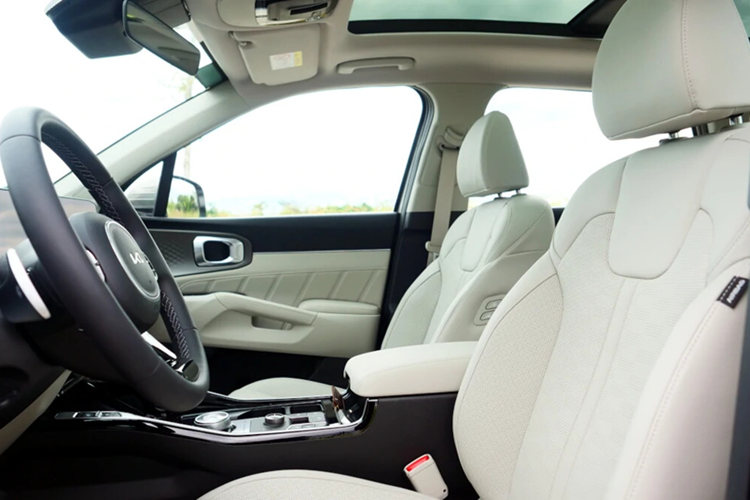 Về động cơ, nhiều khả năng Sorento 2025 tại Việt Nam vẫn sử dụng các tùy chọn động cơ từ bản cũ, bao gồm: động cơ diesel 2.2L, động cơ xăng 2.5L và động cơ hybrid 1.6L. Những thay đổi trong thiết kế và trang bị có thể giúp Kia Sorento 2025 tăng sức cạnh tranh với Hyundai SantaFe, đặc biệt trong bối cảnh doanh số của SantaFe đang có dấu hiệu chững lại.