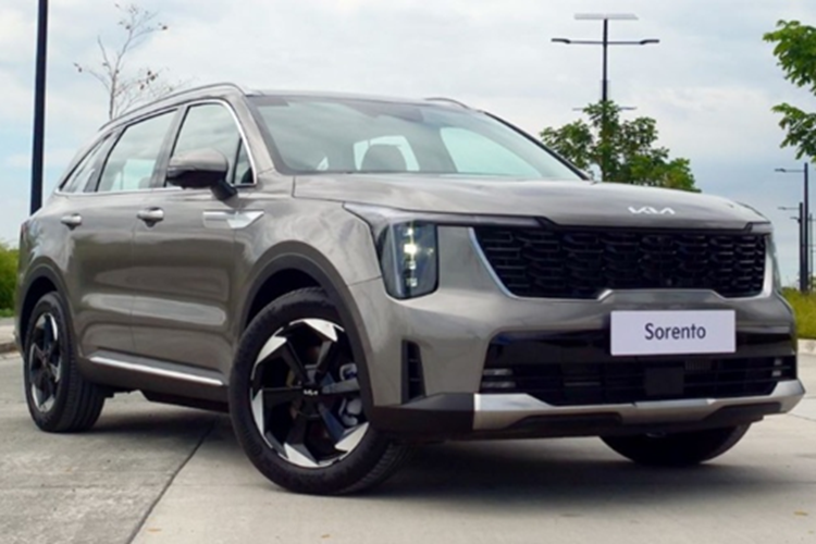 Theo các nguồn tin từ đại lý, thiết kế của Kia Sorento 2025 sẽ được tinh chỉnh với nhiều điểm tương đồng với mẫu Carnival. Đáng chú ý nhất là cụm đèn chiếu sáng và lưới tản nhiệt trước được làm mới. Ngoài ra, xe còn được trang bị bộ mâm kích thước 20 inch, lớn hơn so với bản cũ.