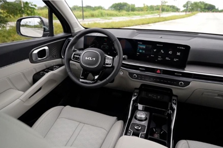 Dựa trên phiên bản Kia Sorento 2025 tại thị trường Philippines, nội thất của xe sẽ có một số thay đổi đáng kể. Phía sau vô-lăng là cụm màn hình cong kết hợp giữa hai màn hình 12,3 inch, mang đến trải nghiệm hiển thị trực quan và hiện đại hơn. Khu vực điều khiển trung tâm và cửa gió điều hòa cũng được thiết kế lại để gọn gàng, tối giản hơn.
