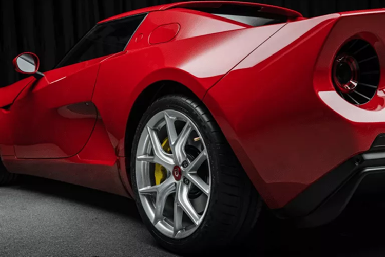 Nội thất xe tránh màn hình cảm ứng hiện đại để chuyển sang các nút điều khiển vật lý, bao gồm phanh tay thủ công - một tính năng hiếm có ở xe điện ngày nay.