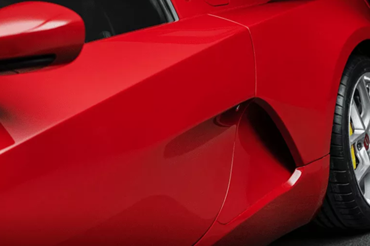 Bảng điều khiển tối giản có nút chọn số quay và chỉ có các công cụ hỗ trợ lái xe thiết yếu như kiểm soát hành trình và cảm biến đỗ xe.