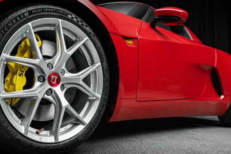 Chiếc coupe này có chiều dài 4.106 mm, rộng 1.830 mm và cao 1.170 mm với chiều dài cơ sở 2.503 mm. Mẫu xe sản xuất vẫn giữ nguyên kiểu dáng hung hăng của mẫu concept, bao gồm đèn pha LED bóng bẩy, trụ C màu đen tạo hiệu ứng mái nổi và đèn hậu tròn đặc biệt.