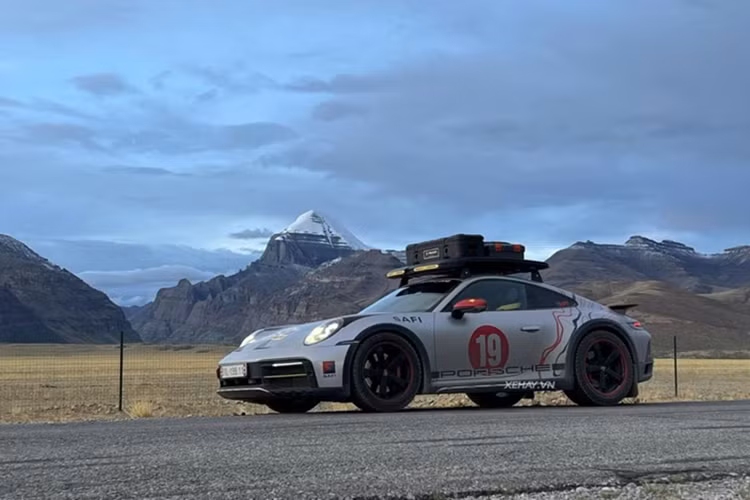 Điểm mạnh của Porsche 911 Dakar cũng chính là chìa khóa giúp doanh nhân Hải Phòng có thể dễ dàng chinh phục nhiều địa hình khác nhau chính là việc khoảng sáng gầm cao hơn 50 mm so với xe tiêu chuẩn.