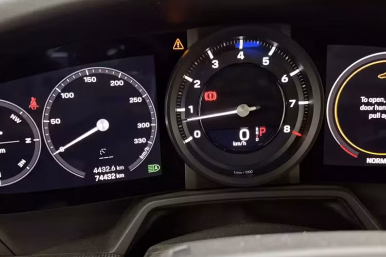 Trong chia sẻ gần đây của mình, chủ xe cho biết lần đầu chiếc xe Porsche 911 Dakar bảo dưỡng mốc 15.000 km là ở Urumqi, và nay quay lại đây thì đồng hồ công tơ mét của xe đã lên đến gần 75.000 km. Nhiều khả năng trong năm nay, chiếc 911 Dakar sẽ sớm chạm mốc 100.000 km.