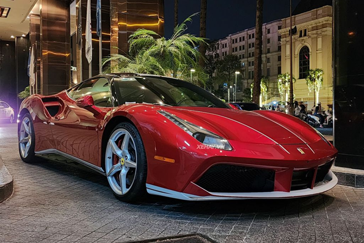 Kết hợp cùng hộp số ly hợp kép 7 tốc độ, nhờ đó, siêu xe Ferrari 488 GTB chỉ mất khoảng thời gian 3 giây để đua nước rút từ vị trí xuất phát lên 100 km/h trước khi đạt vận tốc tối đa 330 km/h.