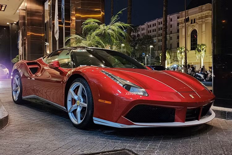 Kết hợp cùng hộp số ly hợp kép 7 tốc độ, nhờ đó, siêu xe Ferrari 488 GTB chỉ mất khoảng thời gian 3 giây để đua nước rút từ vị trí xuất phát lên 100 km/h trước khi đạt vận tốc tối đa 330 km/h.