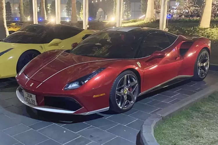 Vào đầu năm 2019, 1 chiếc siêu xe Ferrari 488 GTB màu đỏ đã được khui công ở TP HCM, xe sau đó được bàn giao ngay cho 1 khách hàng ở Hà Nộ. Theo tìm hiểu, đại gia này đã mua xe chính hãng ở nước ngoài và sử dụng 1 thời gian trước khi nhờ bên vận chuyển để mang về nước ta.
