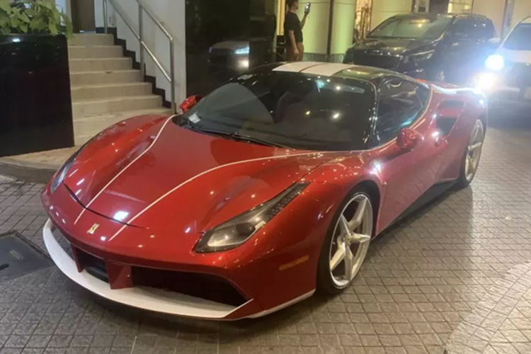 Sau 6 năm, ngoại hình của chiếc siêu xe Ferrari 488 GTB này đã có nhiều sự thay đổi, đầu tiên là màu sơn vẫn là đỏ nhưng có thêm điểm nhấn là các sọc trắng ở cản trước, trên mui xe, cùng 1 số điểm khác, nẹp sườn carbon.
