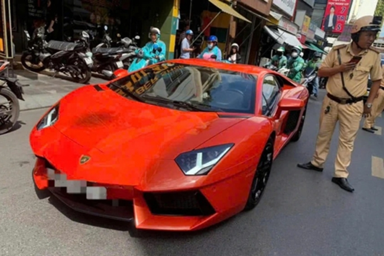 Siêu xe Lamborghini Aventador LP700-4 sử dụng động cơ V12, dung tích 6,5 lít, sản sinh công suất tối đa 700 mã lực và mô-men xoắn cực đại 690 Nm.