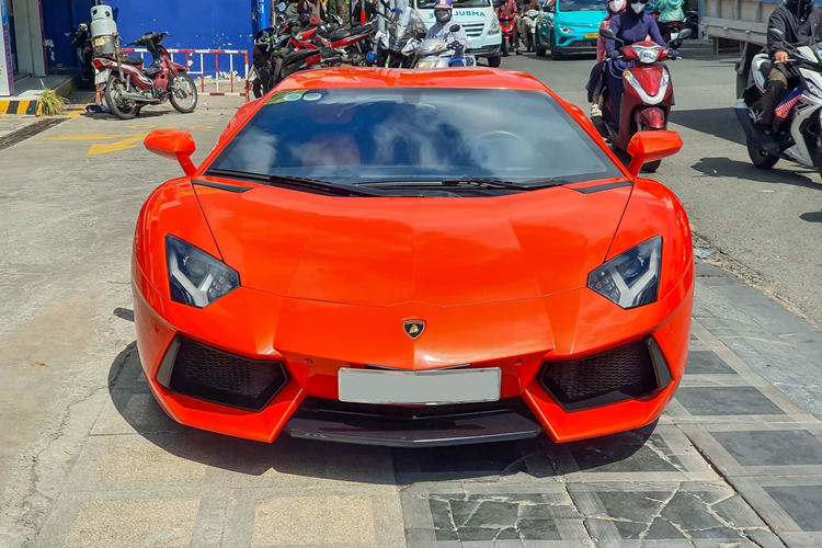 Ngoại thất chiếc xe Lamborghini Aventador LP700-4 này mang màu cam và còn rất mới, biển số cũng rất đẹp, chủ xe phải chi ra gần 20 tỷ đồng cho việc mua lại siêu bò từ chủ đầu tiên là Minh Nhựa, sau đó làm các thủ tục để xe ra biển 51F-108.18, thay vì mang biển NN như trước.