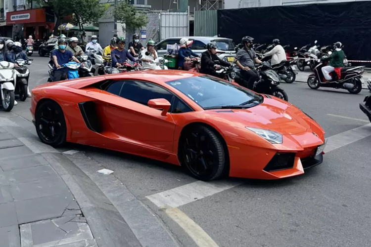 Vừa qua, trên mạng xã hội xôn xao với hình ảnh chiếc xe Lamborghini Aventador của đại gia U70, khi đang di chuyển trên đường Huỳnh Văn Bánh, hướng từ đường Phan Đình Phùng về đường Nguyễn Văn Trỗi, trước số 102 Huỳnh Văn Bánh, phường 15, TP HCM thì bất ngờ tài xế cho xe dừng lại, xe vẫn nổ máy nhưng người ngồi trong xe bất tỉnh.