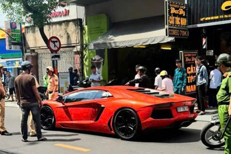 Chiếc siêu xe Lamborghini Aventador màu cam đỗ tại hiện trưởng khoảng hơn 1 tiếng, khiến giao thông qua khu vực này gặp nhiều khó khăn, nhưng lực lượng chức năng nhanh chóng điều tiết giao thông. Sau đó, người nhà đã có mặt để lái chiếc siêu xe Lamborghini Aventador đi.